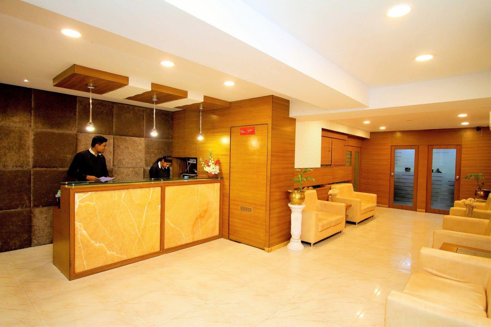 Hotel Crestwood Calcutta Exterior foto